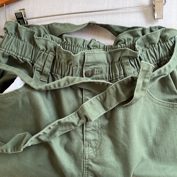 Time and Tru Olive Green Elastic Waist Belted Shorts Size 12 - Picture 4 of 4